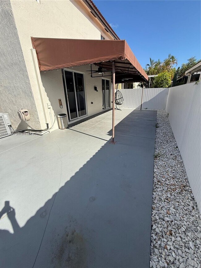 Building Photo - 8660 SW 161st Ave