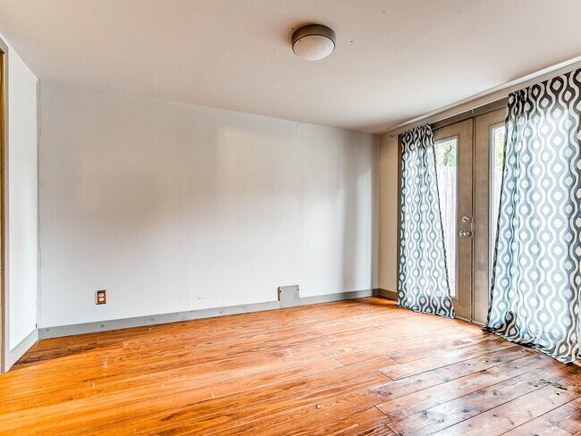 Building Photo - Unique with a Artsy Flare    1Bed + Flex Room /1.5 Bath in Edgemere Park