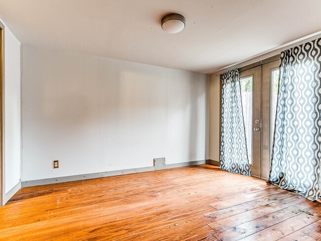 Building Photo - Unique with a Artsy Flare    2 Bed/1.5 Bath in Edgemere Park $995/month!