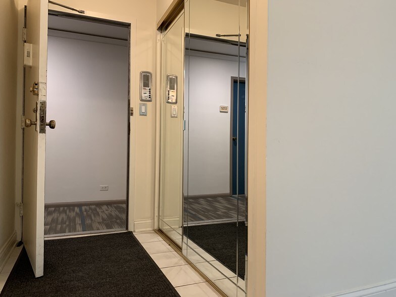 Mirror closet at entrance - 5757 N Sheridan Rd