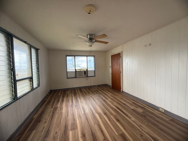 Building Photo - 3 bdrm, 2 bath with a private yard