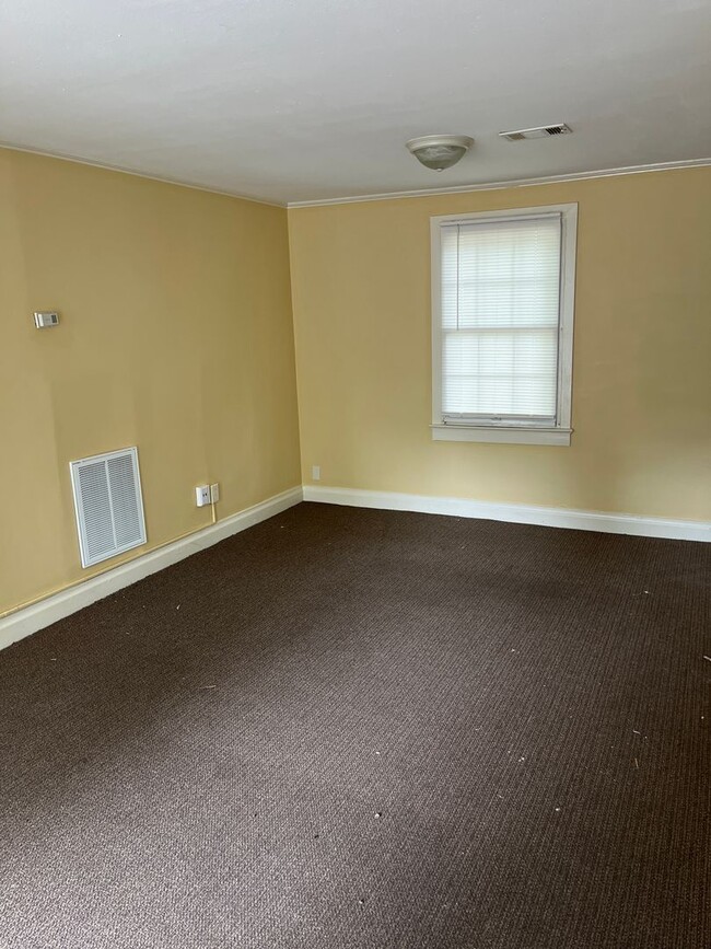 Building Photo - 2 Bed, 1 Bath Apartment