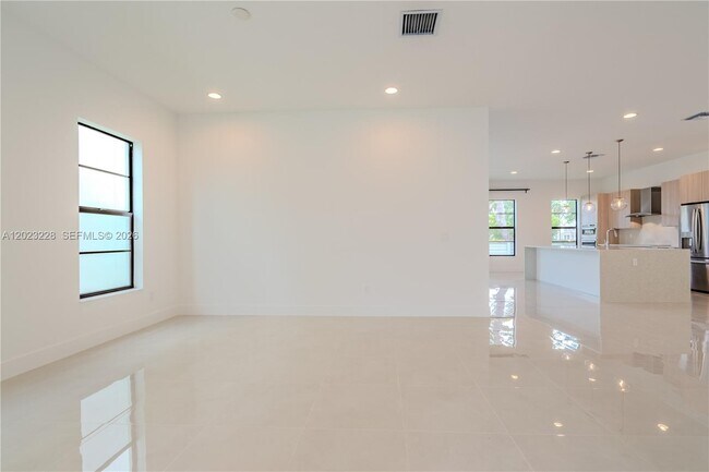 Building Photo - 1427 SW 23rd St