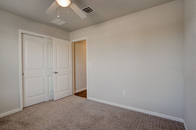 Building Photo - Charming 4/BR 2/BA One-Level Home with Spa...