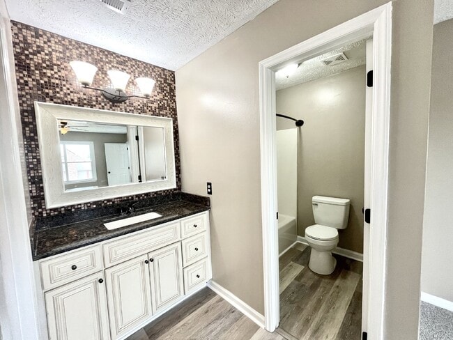 Building Photo - 3 Bed, 2 Bath Nest in Hope Mills