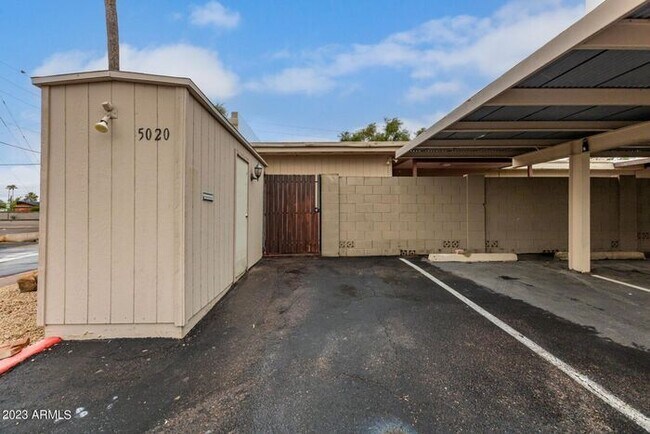 Building Photo - Furnished Optional 3 bed 2 bath Townhome