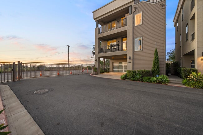 Building Photo - 1068 Hampton Dr