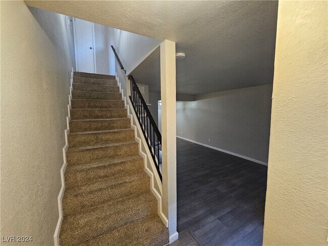 Building Photo - 3749 Carlyle Dr