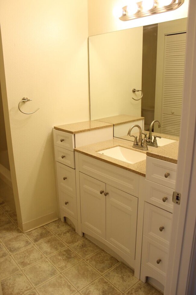 Building Photo - Up Coming - 2 bedroom/2 bath Condo!