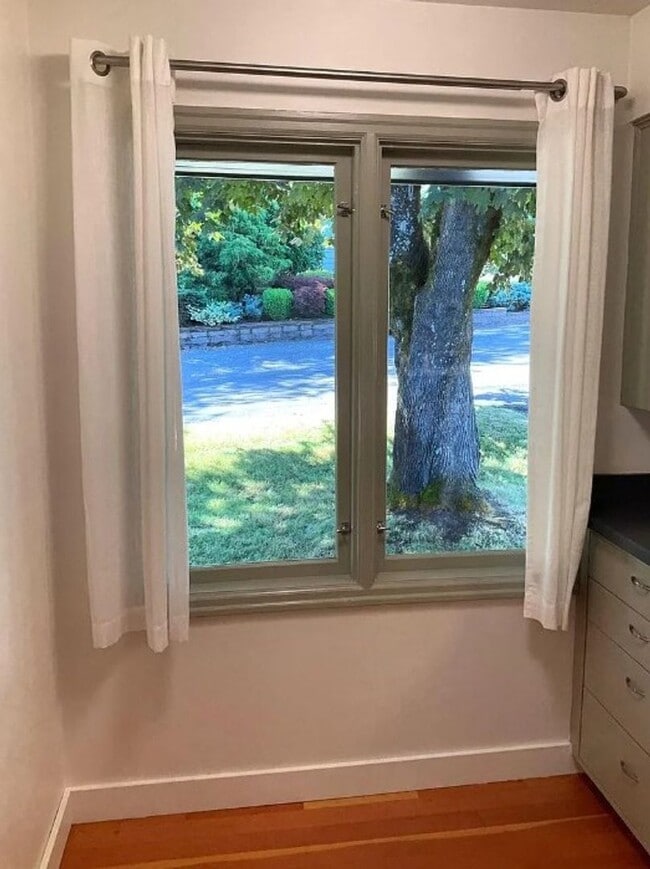 Building Photo - Charming Maplewood SFH with garden beds, fruit trees and finished basement