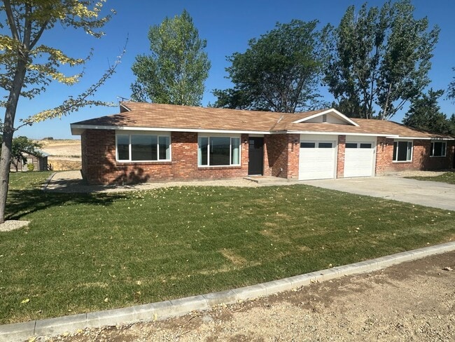 Primary Photo - Style and Class....2 Bedroom, 1 bath , 1 C...