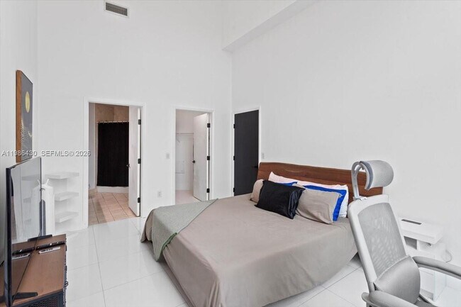 Building Photo - 1900 N Bayshore Dr