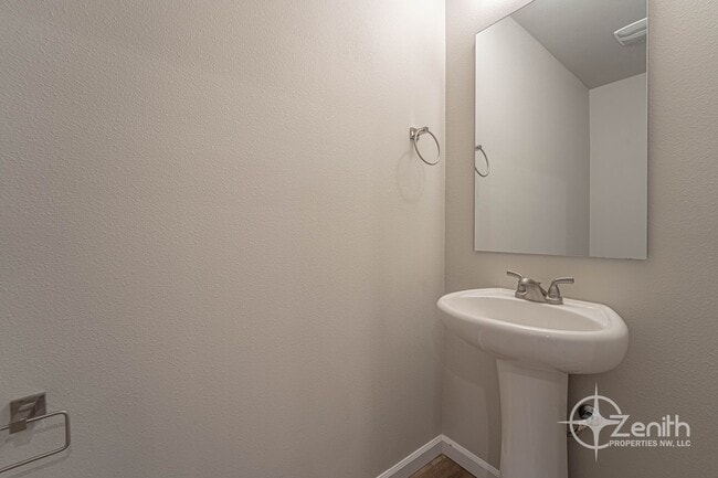 Building Photo - 3 Bedroom Mt. Vista Townhouse! Modern Fini...