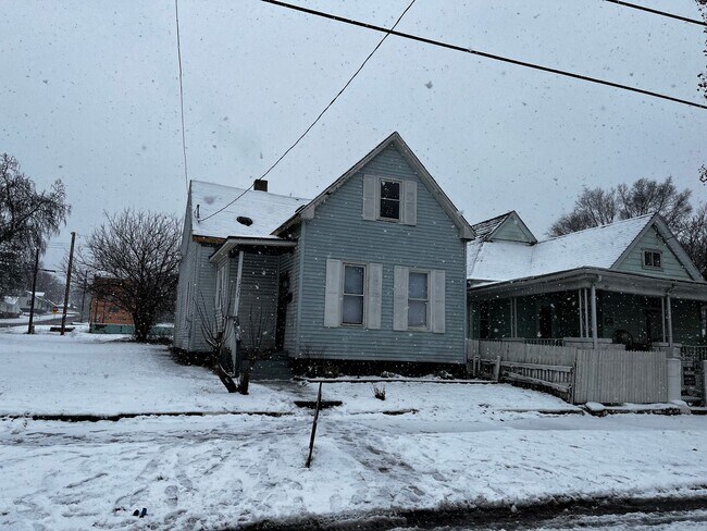 Building Photo - Welcome to the 3 Bedroom Home West Peoria