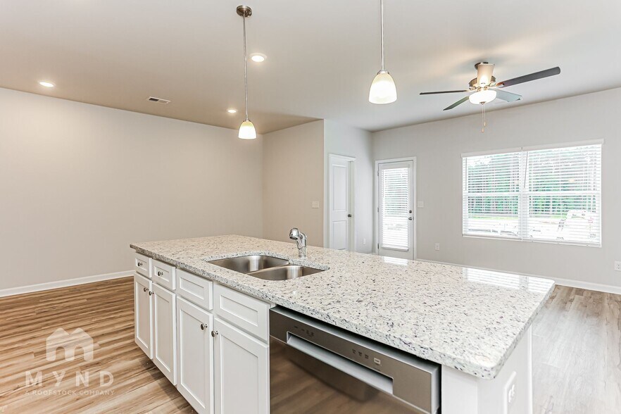 Building Photo - 405 Camrose Ave