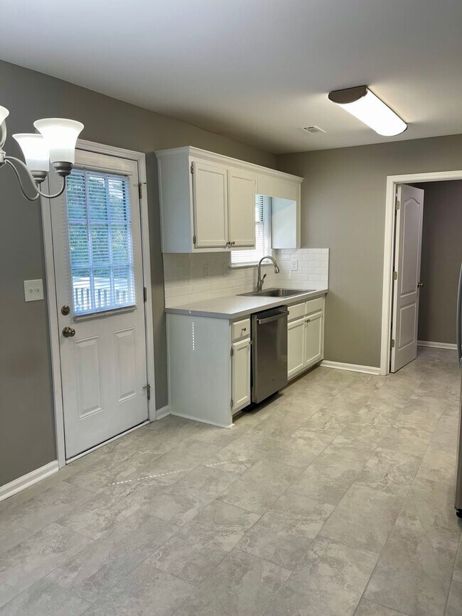 Building Photo - Beautiful 3 bedroom home in Hampton