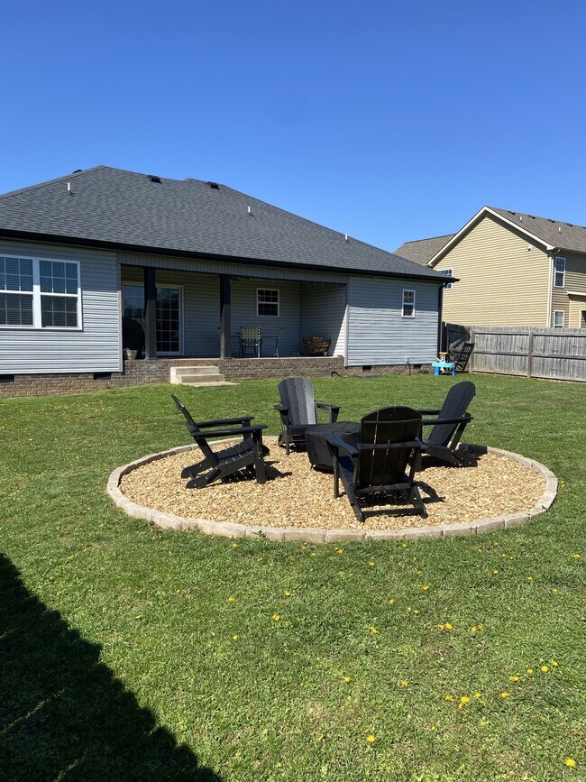 Building Photo - 1053 Castlerock Dr