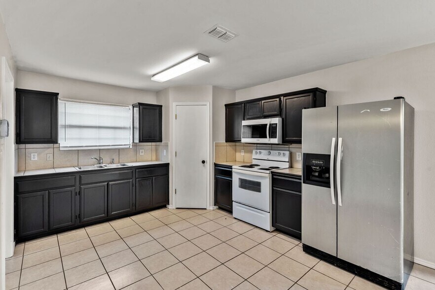 Building Photo - 4416 Thunderbird Ave W