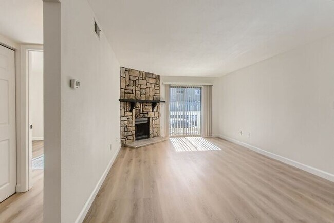 Building Photo - Updated 1BR in Prime DTC Location
