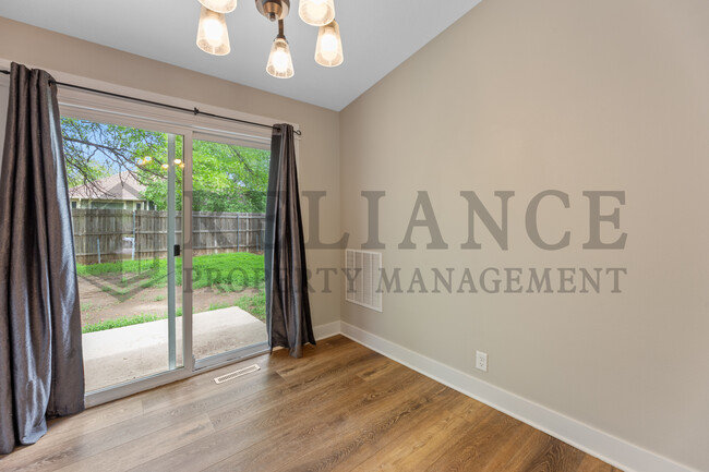 Building Photo - 117 S Lark Ln