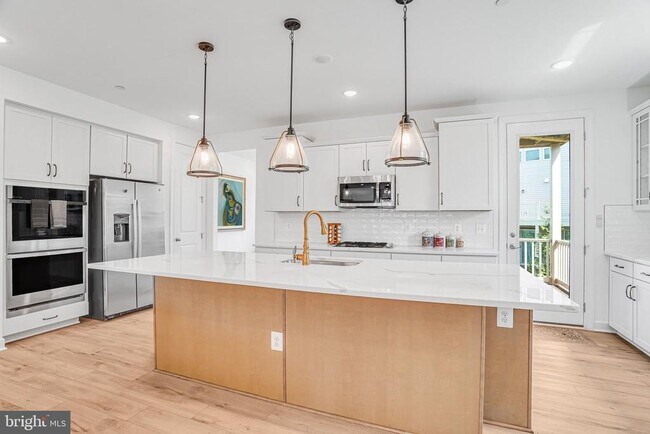 Building Photo - 4975 Longmire Wy
