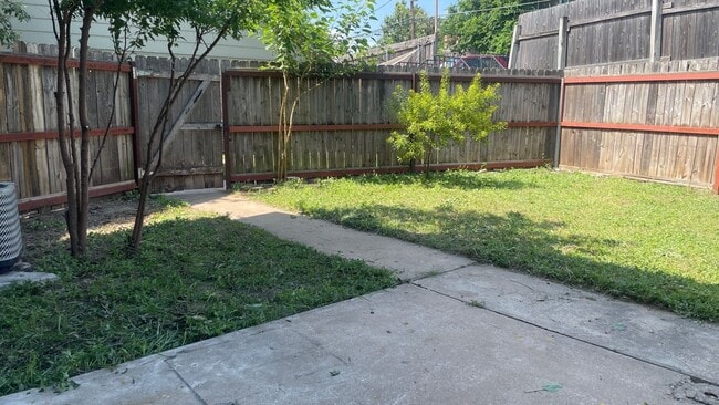 Building Photo - Great 2 Bed/ 1 Bath With Easy Access to 18...