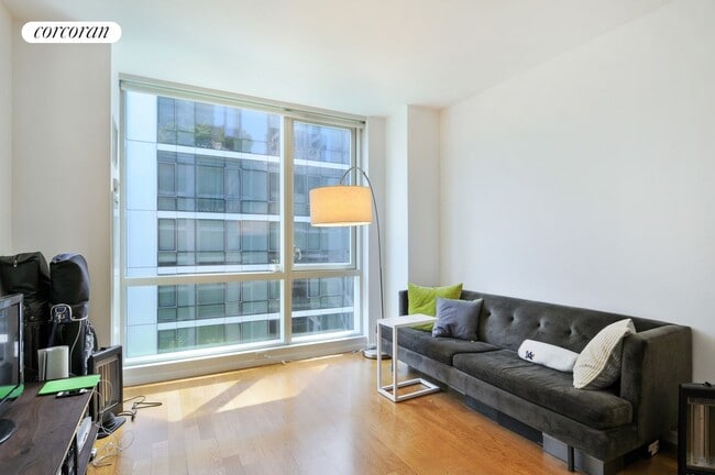 Primary Photo - 200 Chambers St