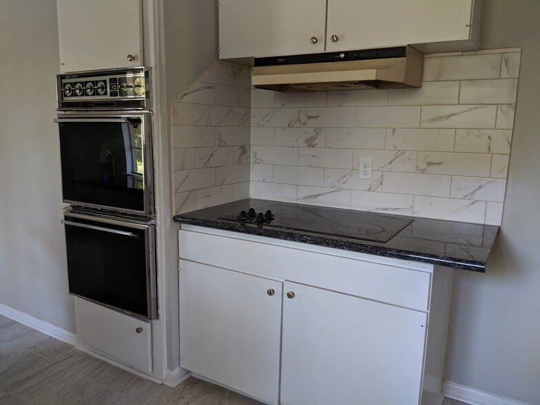 Cooktop and double oven - 5478 Birdwood Rd