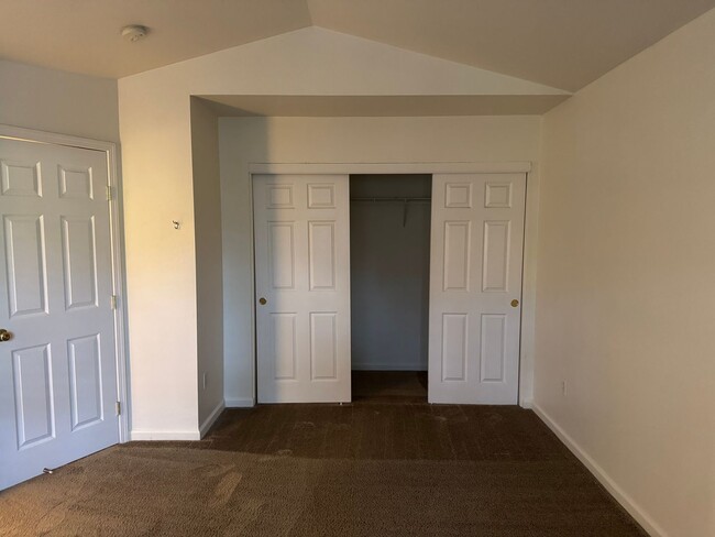 Building Photo - Charming 2 Bedroom 1.5 Bathroom Townhome w...