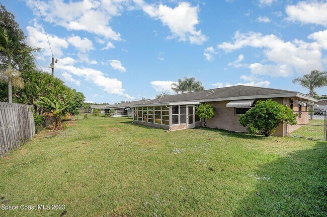 Building Photo - 608 Sacre Coeur Dr