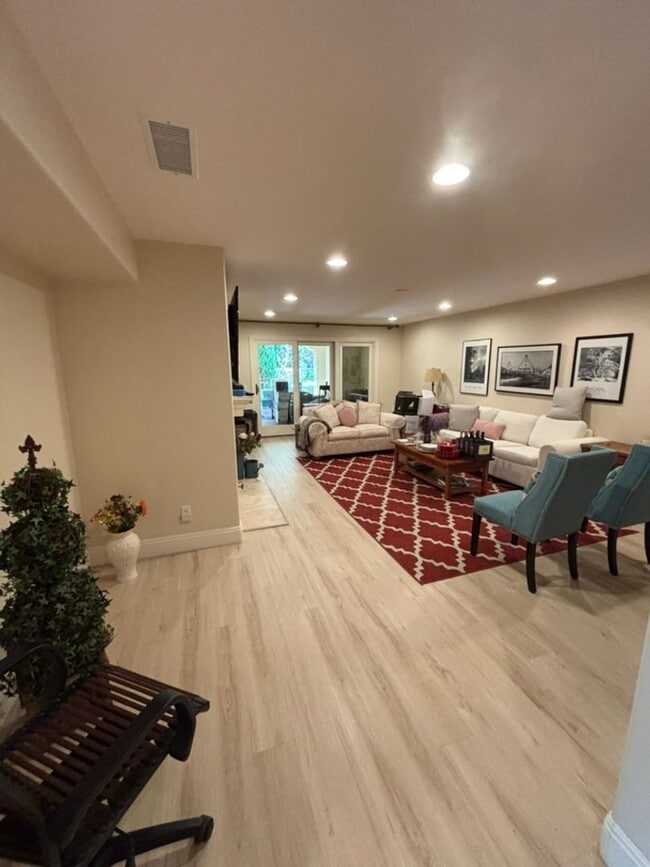 Building Photo - Beautiful 3BD 3.5BA House in La Jolla