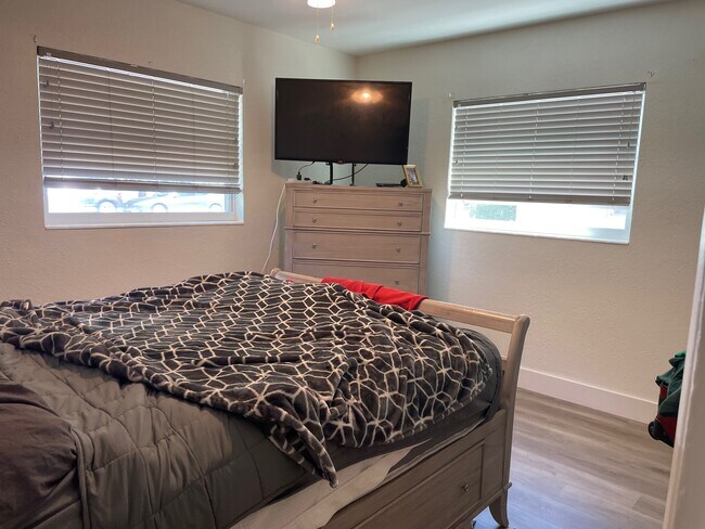 Building Photo - 5442 9th Ave N