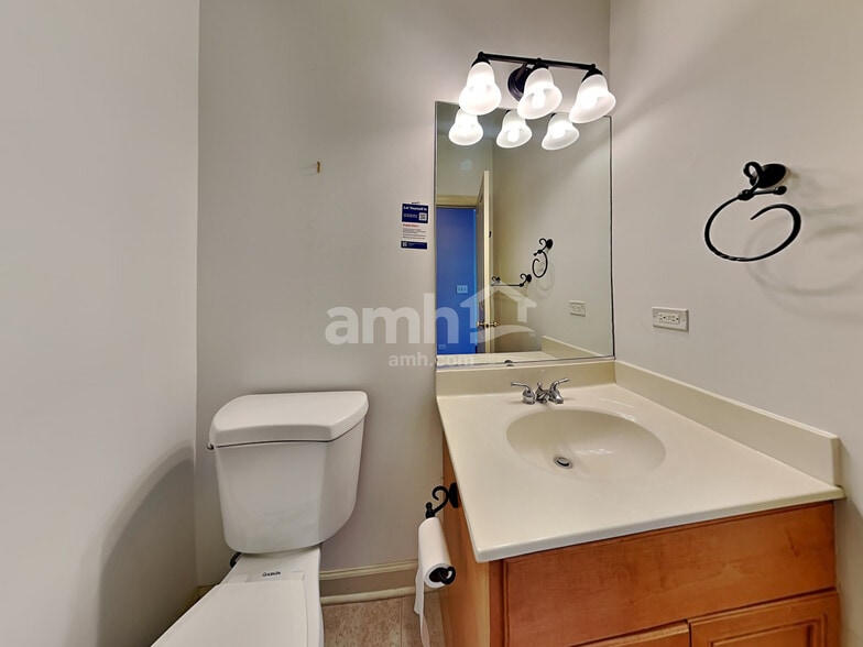 Building Photo - 576 N River St