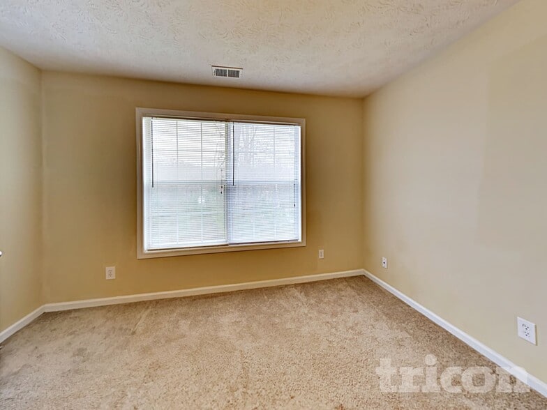 Building Photo - 3935 Piper Glen Dr NE