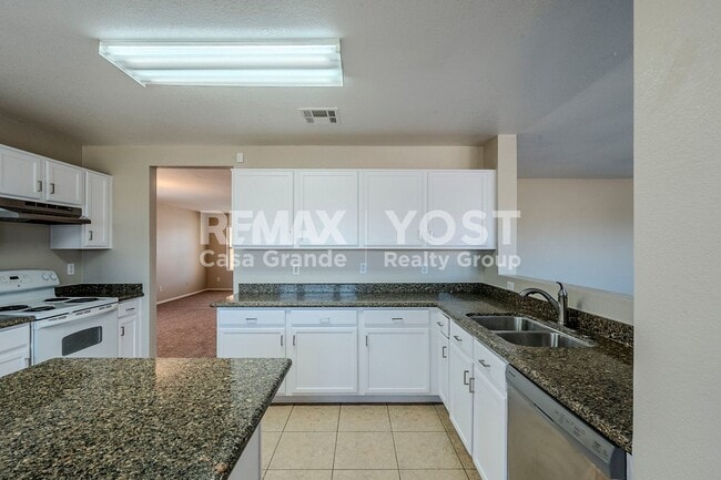 Building Photo - Spacious Living in SK Ranch!