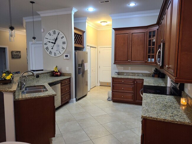 Building Photo - Beautiful unfurnished 3 bedroom, 2.5 bath ...