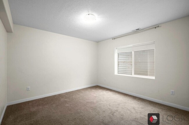 Building Photo - 3864 E Clubhouse Ln