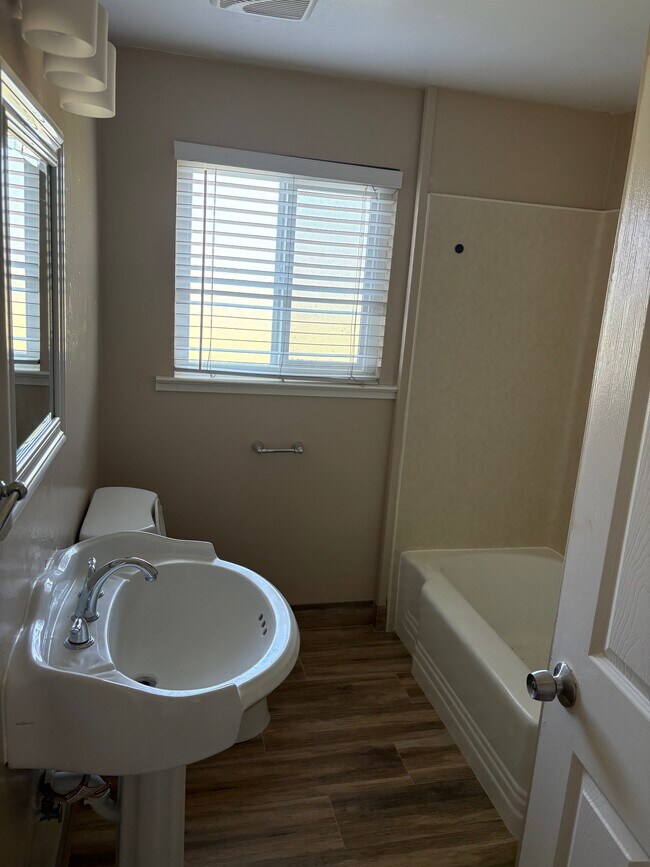 Building Photo - 6832 E Harvey Ave