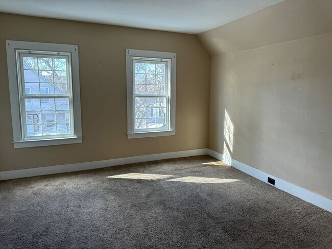 Building Photo - Three- Four Bedroom Home - Heat included!