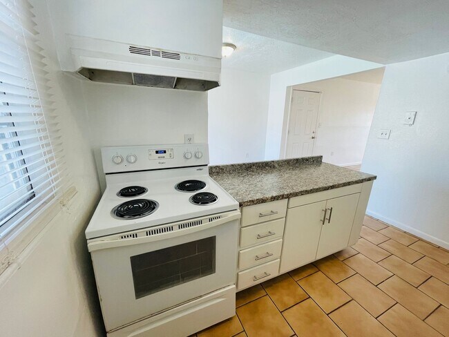 Building Photo - Modern 2BD/1.5BA Condo in Orlando – HOA Community with Lawn Care Included