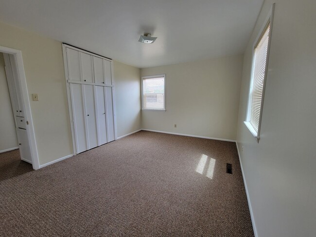 Building Photo - Moab Utah rental available with views of m...