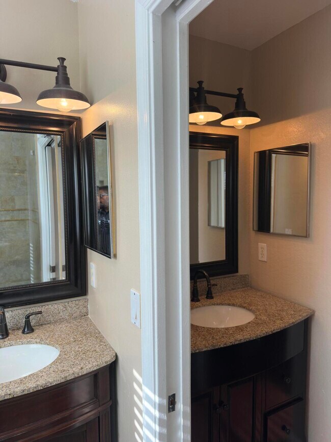 Building Photo - 5409 Eastbay Dr