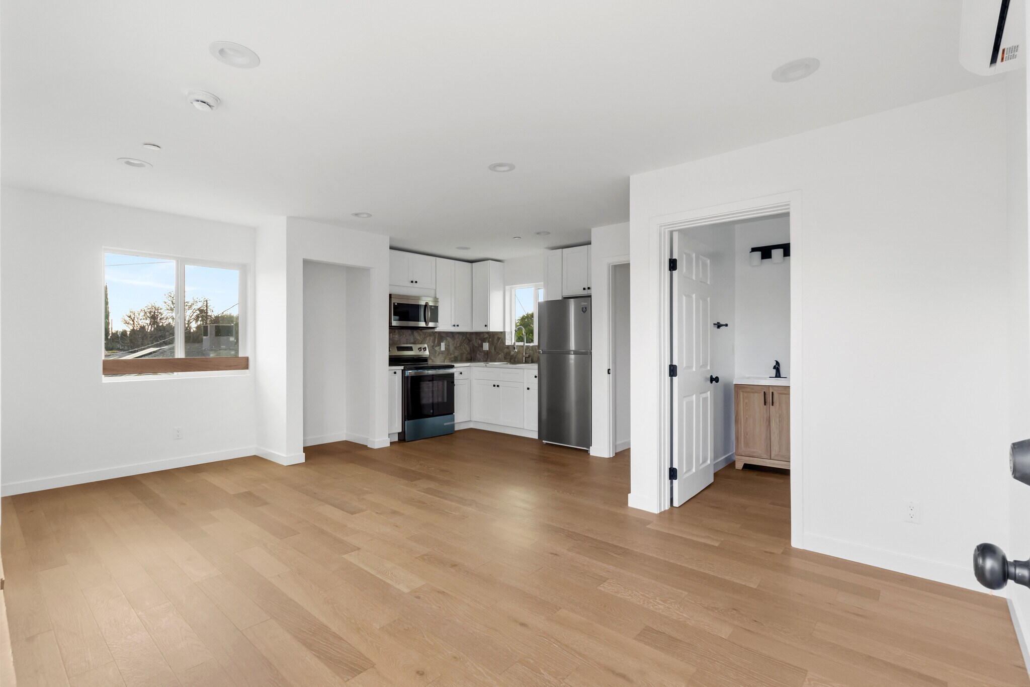 Building Photo - 15840 Chatsworth St