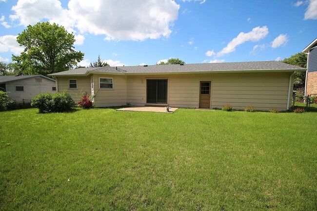 Building Photo - 904 N Duchesne Dr