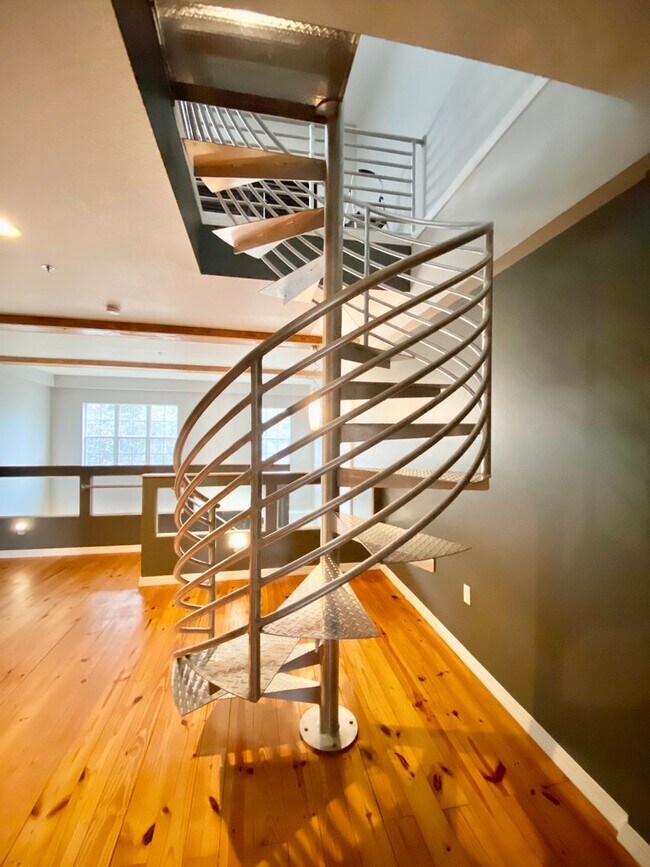 Building Photo - LUXURY TOWNHOME IN SODO 3/2.5 PLUS OFFICE AND BONUS ROOM  - DOWNTOWN ORLANDO