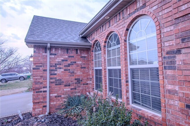 Building Photo - 202 Dawn Dr