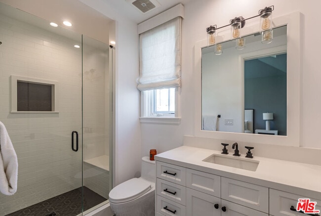 Building Photo - 6671 Dume Dr