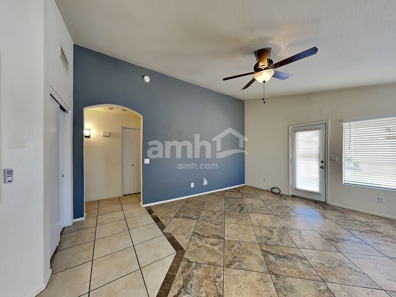 Building Photo - 1130 W Lark Dr