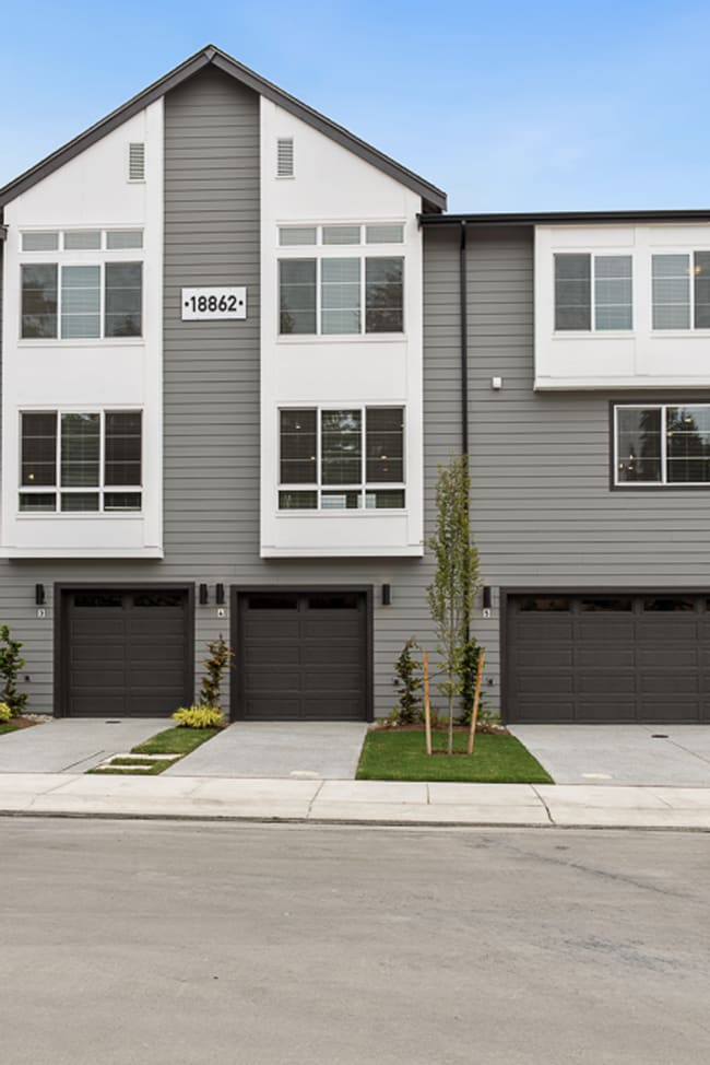 Building Photo - Spacious 3-Bedroom Townhome | 1,484 Sq Ft ...
