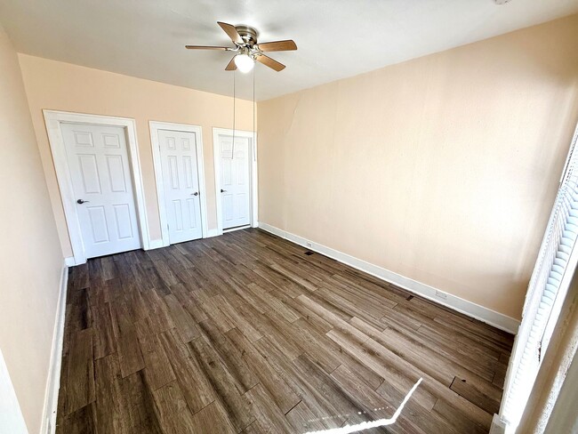 Building Photo - *MOVE IN SPECIAL* Charming Duplex with Fenced Yard – Minutes from St. Philip's College!